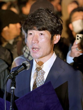 遺族代表として言葉を述べる長谷川元気さん＝１７日午前５時５０分、神戸市中央区加納町６、東遊園地（撮影・辰巳直之）