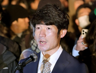 遺族代表として言葉を述べる長谷川元気さん＝１７日午前５時５０分、神戸市中央区加納町６、東遊園地（撮影・辰巳直之）