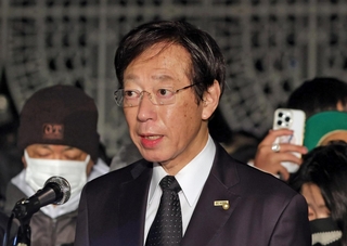 主催者代表であいさつする久元喜造神戸市長＝１７日午前５時５５分、神戸市中央区加納町６、東遊園地（撮影・辰巳直之）