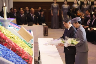 県の追悼式典で供花される天皇、皇后両陛下＝１７日午後０時４２分、神戸市中央区下山手通４、県公館（撮影・辰巳直之）