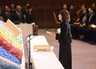 県の追悼式典であいさつする遺族代表の武田眞理さん＝１７日午後０時１７分、神戸市中央区下山手通４、県公館（撮影・辰巳直之）