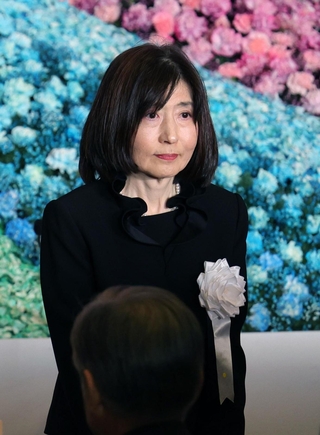 あいさつ前に祭壇前に立つ遺族代表の武田眞理さん＝１７日午後０時１７分、神戸市中央区下山手通４，兵庫県公館（撮影・中西幸大）