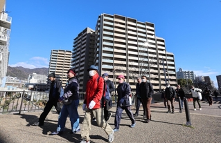 復興した街並みの中を歩く「メモリアルウォーク」の参加者＝１７日午前９時４９分、神戸市中央区脇浜町１（撮影・笠原次郎）