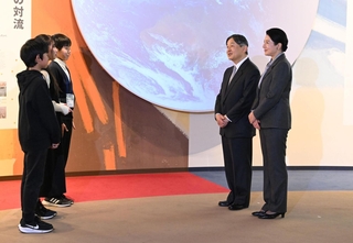 児童の防災学習を視察され、言葉を送る天皇、皇后両陛下＝１７日午後３時１５分、神戸市中央区脇浜海岸通１、人と防災未来センター（撮影・大田将之）