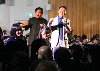 「上を向いて歩こう」を歌う佐渡裕さん（奥左）と五木ひろしさん（同右）＝１７日午後２時４４分、神戸市長田区若松町７、駒ケ林中学校