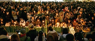 犠牲者を悼み、午後５時４６分に黙祷する参加者＝１７日午後５時４６分、神戸市中央区加納町６、東遊園地（撮影・大田将之）