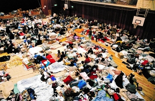 阪神・淡路大震災で家を失い、多くの人が避難した神戸市立神楽小学校の体育館＝１９９５年１月２２日、同市長田区神楽町１