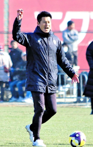 街の復興とともに歩んだ３０年をかみしめ、ヴィッセル神戸を率いる吉田孝行監督＝１３日、神戸市西区、いぶきの森球技場