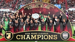 シャーレを掲げ、優勝を喜ぶ神戸の選手たち＝神戸市兵庫区のノエビアスタジアム神戸