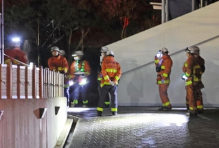 現場に駆け付けた消防隊員ら＝１９日午後８時２分、神戸市北区鈴蘭台東町９