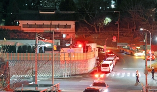 騒然とする現場周辺＝１９日午後８時３７分、神戸市北区鈴蘭台東町９