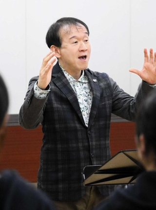 「しあわせ運べるように」の作者、臼井真さん＝２０２４年１２月、神戸市北区鈴蘭台北町７、神戸親和大