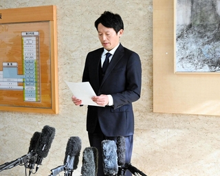 元兵庫県議の竹内英明氏が亡くなったことについて、コメントを読み上げる斎藤元彦知事＝２０日午前、兵庫県庁