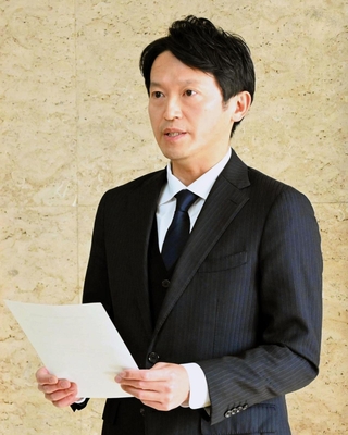 元兵庫県議の竹内英明氏が亡くなったことについて、コメントを読み上げる斎藤元彦知事＝２０日午前、兵庫県庁