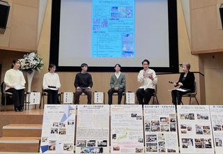 阪神・淡路大震災30年に合わせて開かれたシンポジウムで、ボランティア活動について話す神戸大学の学生ら＝神戸市灘区六甲台町、神戸大学百年記念館六甲ホール