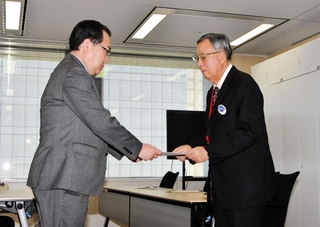 要望書を手渡す兵庫県選挙管理委員会の永田秀一委員長（右）＝東京都千代田区
