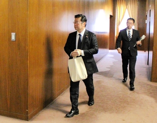 政治倫理審査会の会場に向かう加田裕之衆院議員＝20日午後、国会内