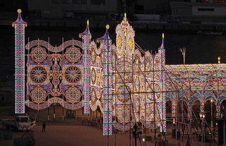 開幕を前に試験点灯で明かりがともされた神戸ルミナリエ＝２１日午後、神戸市中央区波止場町、メリケンパーク（撮影・小林良多）