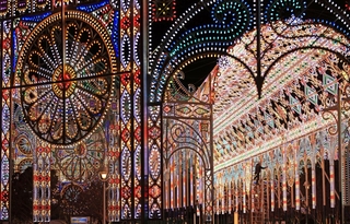開幕を控え、最終の準備作業が進められた神戸ルミナリエ＝２１日夜、神戸市中央区波止場町（撮影・小林良多）
