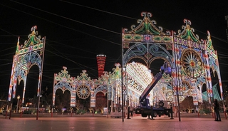 開幕を控え、最終の準備作業が進められた神戸ルミナリエ＝２１日夜、神戸市中央区波止場町（撮影・小林良多）