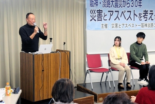 阪神・淡路大震災で飛散した石綿により悪性胸膜中皮腫を発症し、闘病生活を伝える尾上一郎さん（左）ら＝神戸市中央区八幡通４