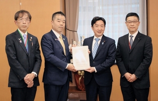 防災庁に関する要望書を渡す三日月大造・関西広域連合長（左から２番目）ら＝東京都千代田区