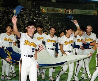 本拠地でがい旋パレードするイチロー（手前中央）らオリックスナイン＝１９９５年９月２６日、グリーンスタジアム神戸