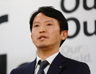 元県議の死亡などについて問われ、答える斎藤元彦知事＝２２日午後、神戸市中央区、兵庫県庁（撮影・笠原次郎）