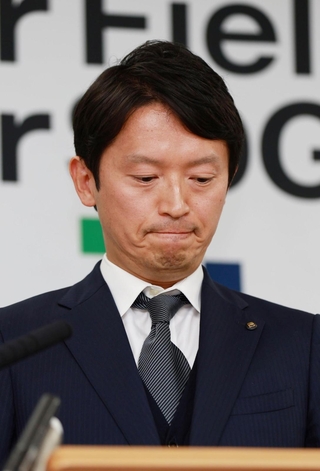 元県議の死亡などについて問われ、うつむく斎藤元彦知事＝２２日午後、神戸市中央区、兵庫県庁（撮影・笠原次郎）