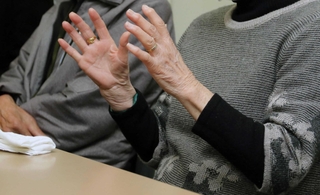 旧優生保護法に基づく人工妊娠中絶手術の被害を受け、一時金支給の申請後に会見した夫婦＝２２日午後、兵庫県庁