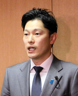 ＭＢＳの報道内容を否定する奥谷謙一委員長＝２３日午前、神戸市中央区、兵庫県議会