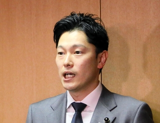 ＭＢＳの報道内容を否定する奥谷謙一委員長＝２３日午前、神戸市中央区、兵庫県議会
