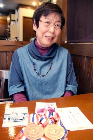 父米花豊さんの写真を前に、３０年前を振り返る多田香葉子さん＝姫路市飾磨区