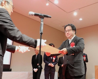「学術業績賞」を受賞した佐藤徳孝さん＝神戸市長田区二葉町５