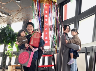 入場５０万人目となった井口周人さん（左から２人目）と家族＝２４日午前、神戸市中央区波止場町、神戸ポートタワー（撮影・斎藤雅志）