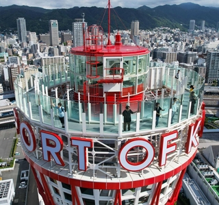 天空回廊。高さは地上約１００メートルで、神戸の街並みを３６０度、ぐるりと見渡すことができる＝神戸市中央区波止場町（ドローンで撮影）