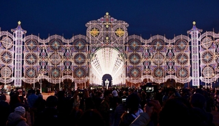 開幕し、続々と見物客が訪れた神戸ルミナリエ＝２４日午後、神戸市中央区波止場町（撮影・大田将之）