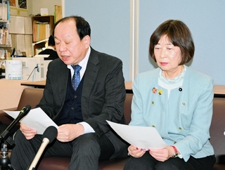 前兵庫県議の竹内英明氏の死去を受け、見解を発表する共産党兵庫県委員会の松田隆彦委員長（左）と庄本悦子県議＝県庁