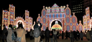 幻想的な光に包まれた神戸ルミナリエの会場＝２４日夜、神戸市中央区加納町６、東遊園地（撮影・笠原次郎）