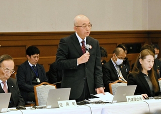 兵庫県・市町懇話会で、交流サイト（ＳＮＳ）の誹謗中傷を非難する丹波篠山市の酒井隆明市長＝県公館