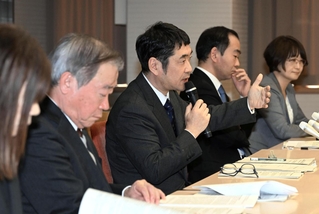 検証結果について説明する永瀬裕朗委員長（中央）ら第三者委員会のメンバー＝２４日午後、神戸市中央区、神戸市役所（撮影・斎藤雅志）