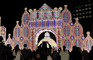 幻想的な光の装飾を見る大勢の見物客＝２４日夜、神戸市中央区加納町６、東遊園地（撮影・笠原次郎）