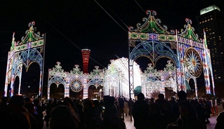 メリケンパークの光の回廊「ガレリア」＝２４日夜、神戸市中央区波止場町（撮影・大田将之）