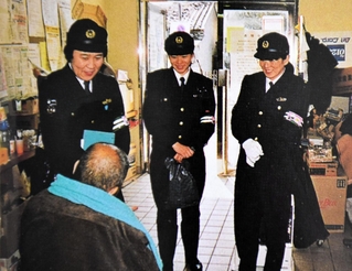 避難所で被災者の話に耳を傾ける「のじぎくパトロール隊」の隊員ら＝１９９５年３月９日、神戸市兵庫区（県警提供）