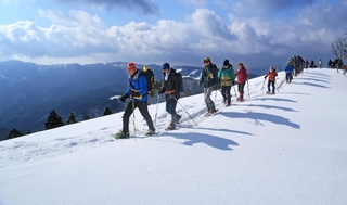 スノーシューを履いて雪山を進む登山会の参加者。厳寒期ならではの景色を満喫できる＝宍粟市千種町
