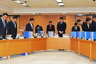 告発文書問題をめぐる兵庫県議会調査特別委員会で亡くなった竹内議員に黙祷する委員ら＝27日午前、神戸市中央区、兵庫県庁（撮影・長嶺麻子）
