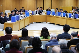 告発文書問題をめぐる兵庫県議会調査特別委員会で調査報告書の取りまとめについて協議する委員ら＝27日午前、神戸市中央区、兵庫県庁（撮影・長嶺麻子）