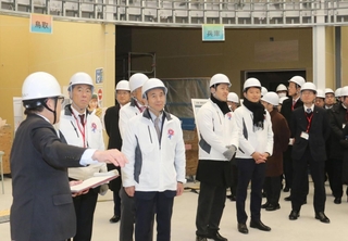 内装や展示の準備が進む関西パビリオンで、兵庫県ゾーン（右奥）などを見渡す施設内を視察する知事ら＝大阪市此花区