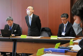 踏切事故の再発防止に向け意見交換する県警や鉄道会社の担当者ら＝神戸市中央区山本通４、兵庫県立のじぎく会館