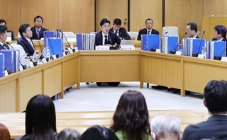 告発文書問題をめぐる調査報告書について協議する兵庫県議会調査特別委員会の委員ら＝27日午前、神戸市中央区（撮影・長嶺麻子）